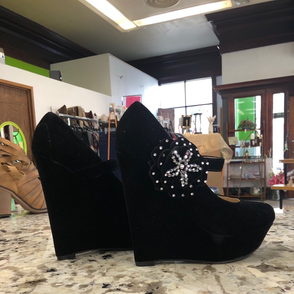 Shoes - Picture 7 of 11